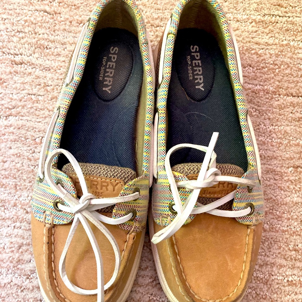 Girls size 5 Sperry boat shoes.